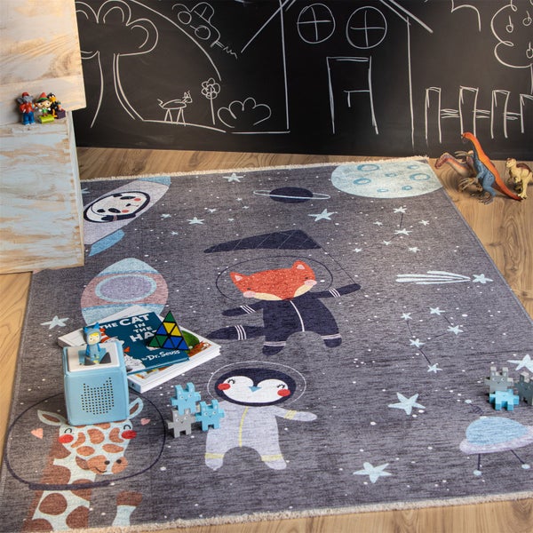Kinderspielteppich mit Weltraummotiv, Planeten und Astronautentieren in einem Kinderzimmer mit Holzfußboden und Wandtafel.