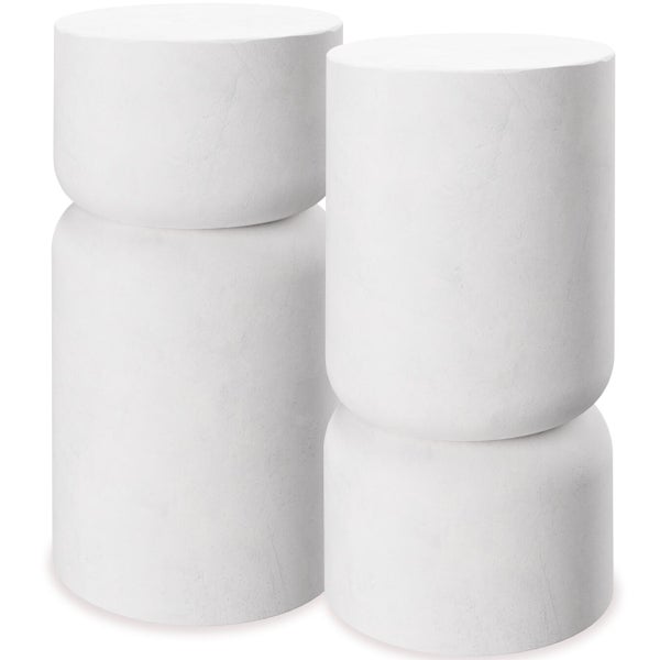 Zwei weiße Beistelltische aus Beton im Zylinderdesign.