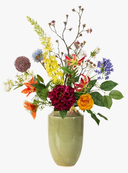 Künstlicher Blumenstrauß in einer grünen Keramikvase mit Pfingstrosen, Rosen und Lilien.
