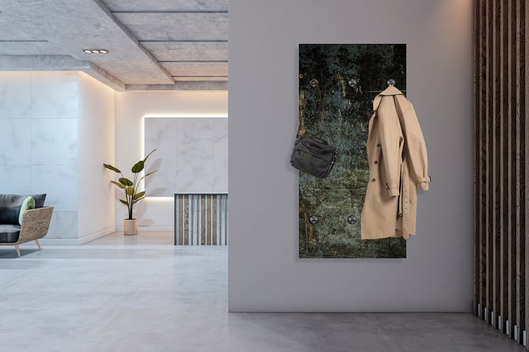 Wandgarderobe mit Jacke und Tasche in einem modernen Flur.