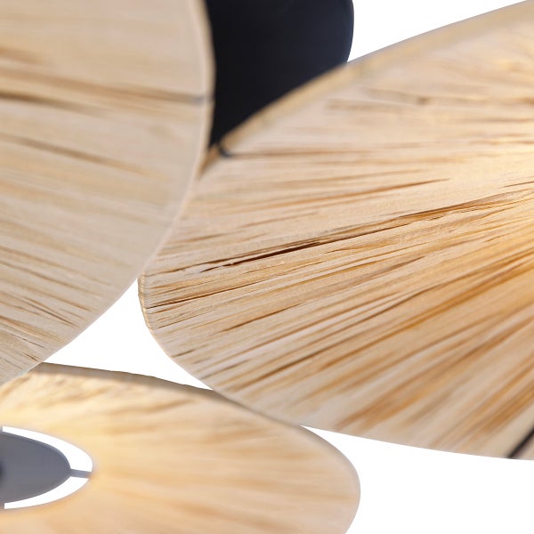Nahaufnahme einer Pendelleuchte mit scheibenförmigen Schirmen aus strukturiertem Naturmaterial in Beige.