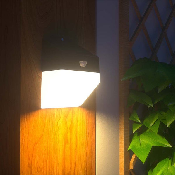 Beleuchtete Solar Wandleuchte mit Bewegungsmelder an einer Holzwand
