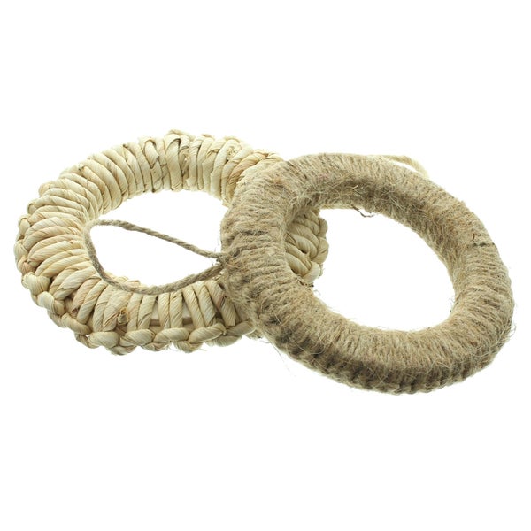 Zwei runde Untersetzer aus Naturmaterial wie Stroh und Jute in einem Set