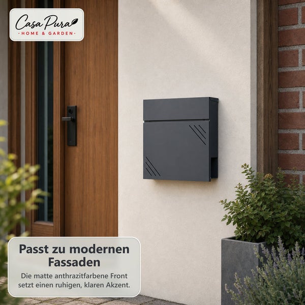 Moderner Briefkasten aus Metall an einer Hausfassade neben einer Holztür mit Casa Pura Logo