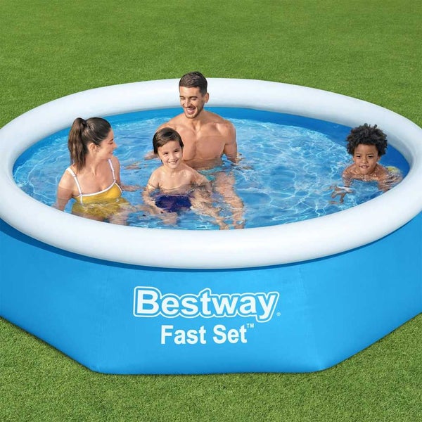 Runder Bestway Fast Set Aufstellpool auf einer Rasenfläche mit zwei Erwachsenen und zwei Kindern im Wasser.