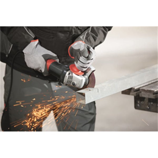 Handwerker beim Trennen eines Metallprofils mit einem elektrischen Winkelschleifer und Entstehen von Funkenflug.