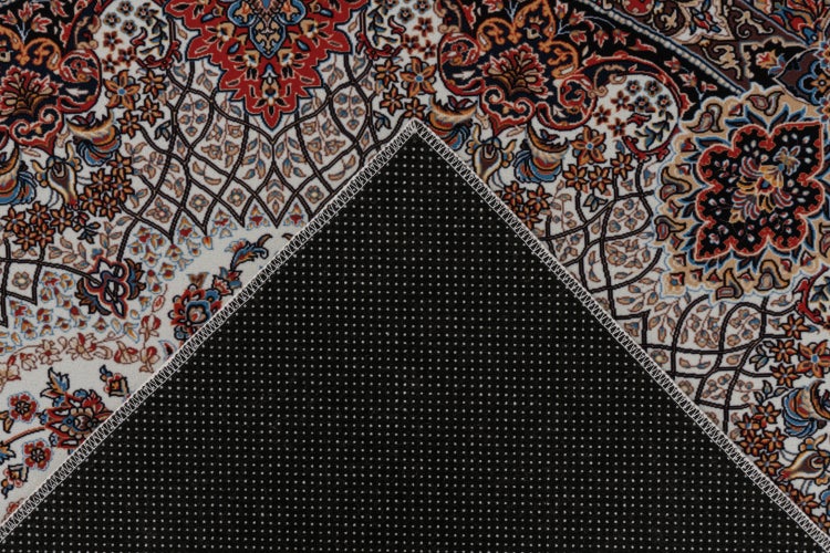 Detailansicht eines Teppichs mit orientalischem Muster und rutschfester Unterseite mit Noppen.