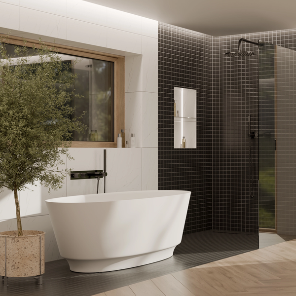Modernes Badezimmer mit freistehender weißer Badewanne, begehbarer Dusche mit schwarzen Mosaikfliesen und großem Fenster mit Holzrahmen.