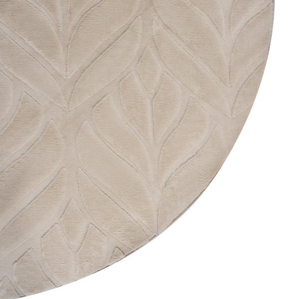 Runder Teppich in Beige mit geprägtem Blattmuster und strukturierter Oberfläche.