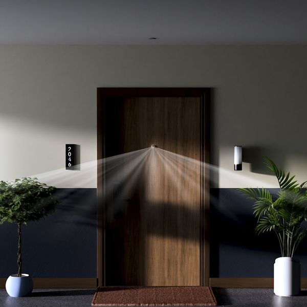 Eingangsbereich mit Haustür, Hausnummerleuchte und Außenleuchte