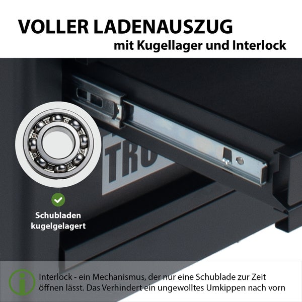 Grüne Sonnenliege mit Gesichtsausschnitt auf einer Holzterrasse