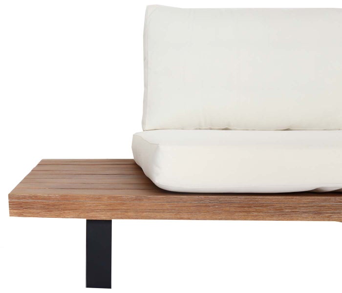 Detailaufnahme eines Lounge-Gartensofas mit einem Gestell aus Holzlatten, hellen Polsterkissen und einem schwarzen Metallbein.