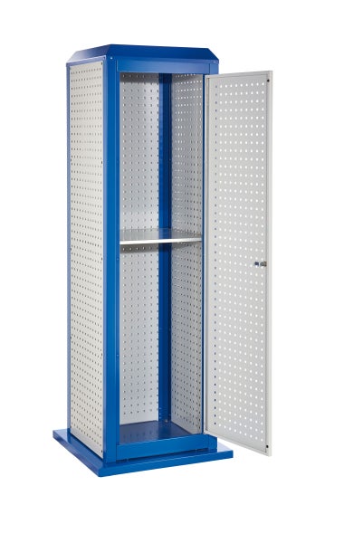 Hoher Werkzeugschrank aus blauem und grauem Metall mit gelochten Wänden, einer offenen Tür und einem Fachboden.