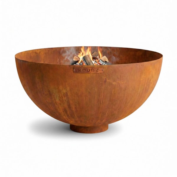 Runde Feuerschale aus Cortenstahl mit brennendem Holz, Marke MOODZ.
