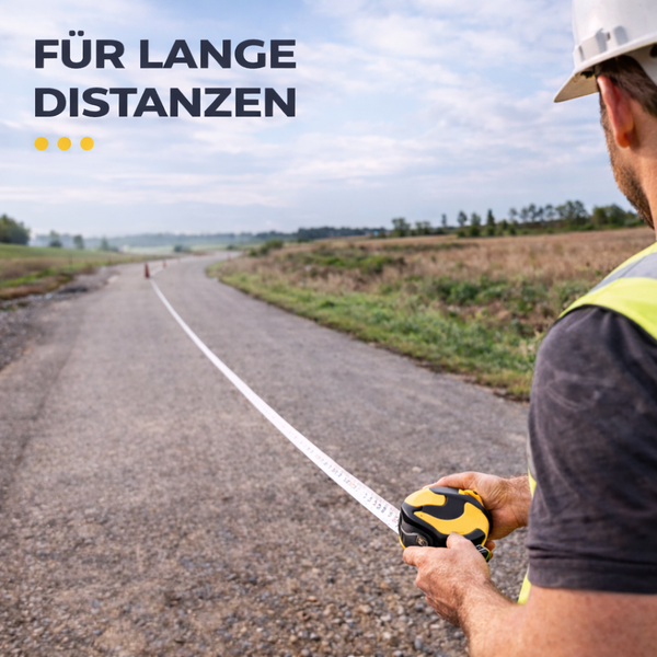 Bauarbeiter mit Helm und Warnweste misst mit einem langen Bandmaß eine weite Distanz auf einer Straße.