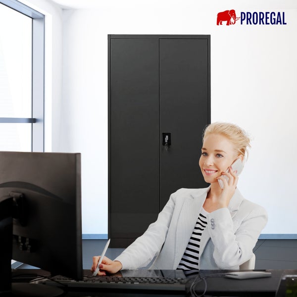 Modernes, helles Büro mit einer Person am Schreibtisch und einem grauen Metall-Büroschrank im Hintergrund. Proregal Logo.