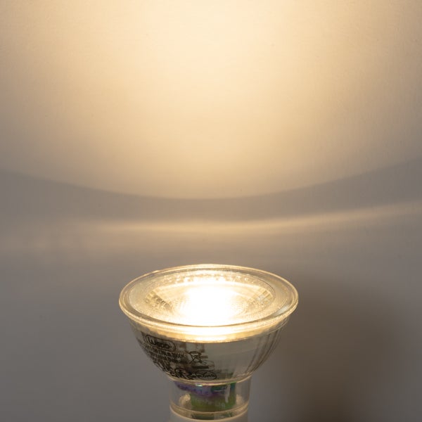 Eingeschalteter LED-Reflektor mit warmweißem Licht und sichtbarem Lichtkegel.