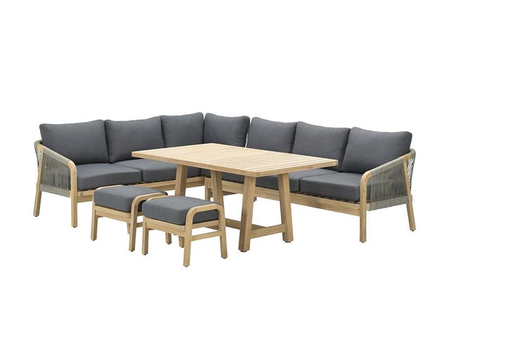 Garten-Lounge-Set aus Holz mit Ecksofa, Esstisch und zwei Hockern sowie dunkelgrauen Polstern.