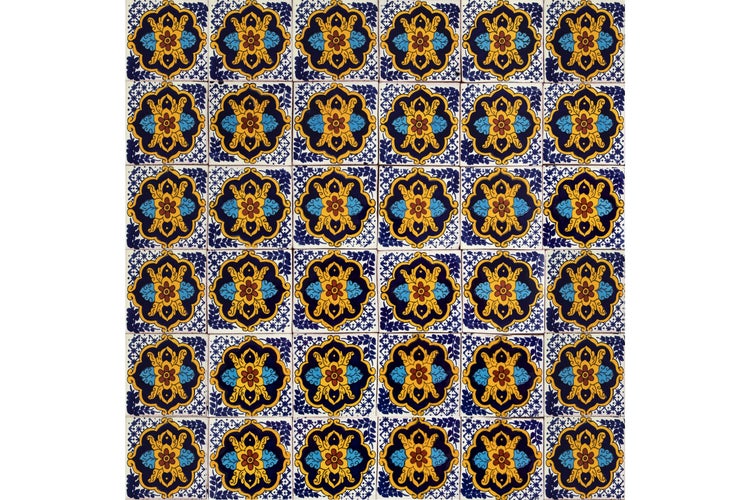 Fliesen mit floralem Muster für Wand und Boden