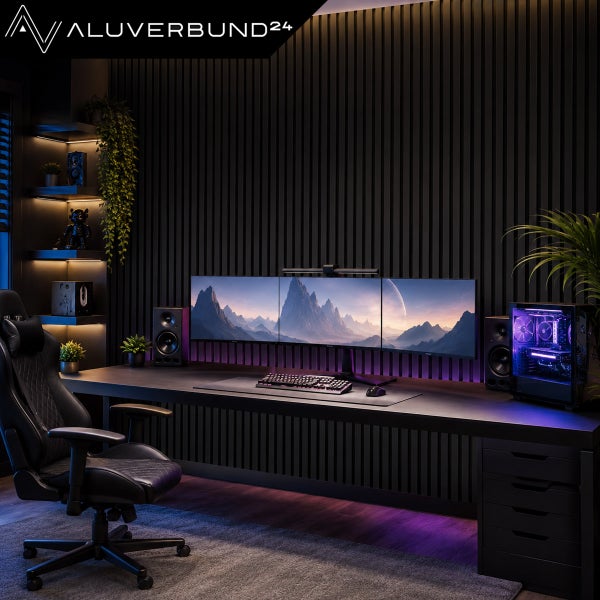 Modernes Gaming Setup mit drei Monitoren an einer Wand aus schwarzen Aluminium Lamellenpaneelen und integrierter Hintergrundbeleuchtung.