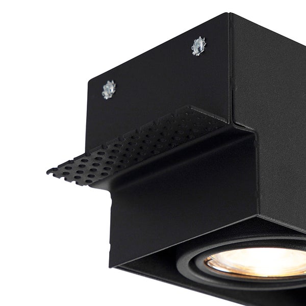 Nahaufnahme eines schwarzen Einbaustrahlers mit quadratischem Gehäuse und perforierter Metallplatte zur Montage.