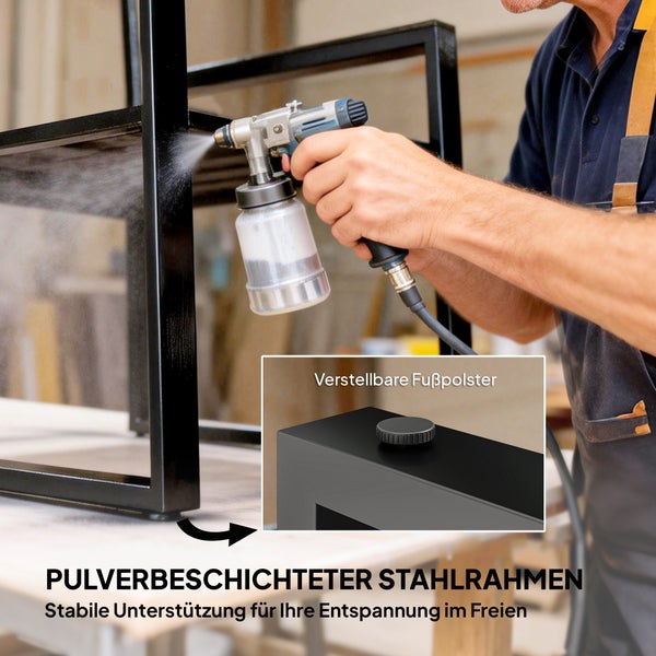 Ein Mann grillt an einem Edelstahl-Gasgrill unter einem Metall-Grillpavillon mit Ablagen auf einer hellen Steinterrasse in einem grünen Garten.