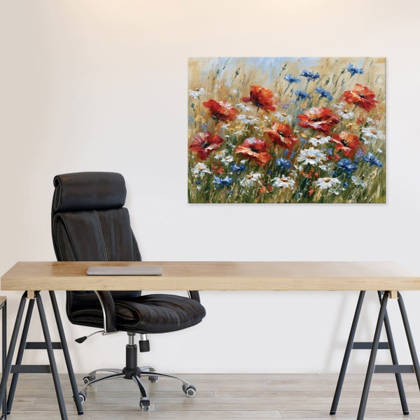 Wandbild mit Blumenwiese als Ölgemälde über einem Holztisch mit schwarzem Bürostuhl in einem modern eingerichteten Arbeitszimmer.