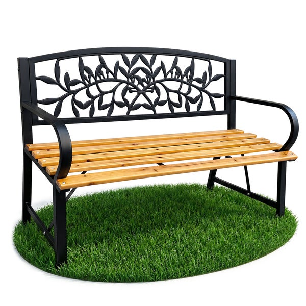 Wetterfeste Gartenbank aus Metall mit dekorativer Rückenlehne und Holzsitzfläche, dargestellt bei Regen und Sonnenschein.