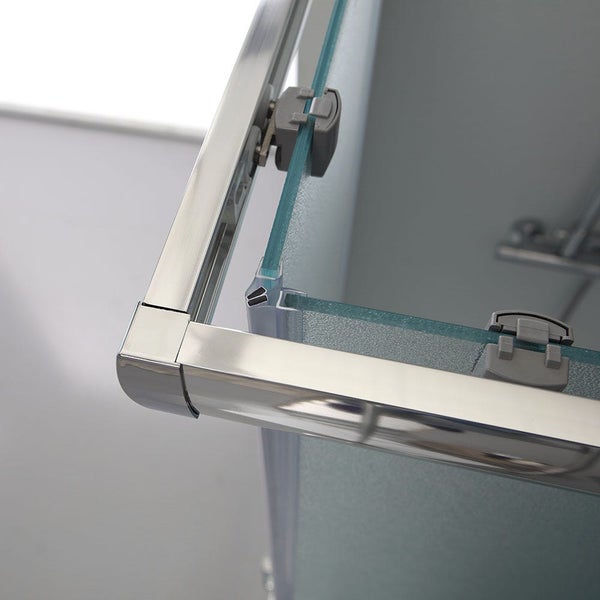 Detailansicht einer Duschkabine mit Glas und Metallrahmen