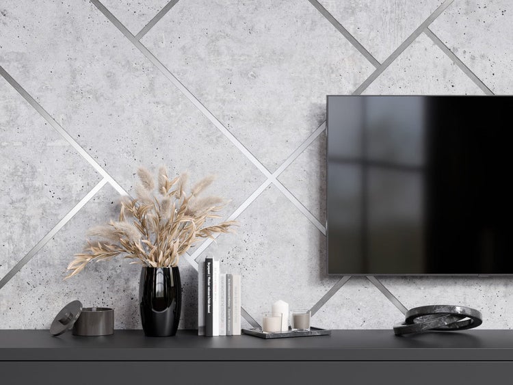 Dekoratives Wohnzimmer mit Fernseher, Blumenvase und Zierobjekten auf einem Sideboard.