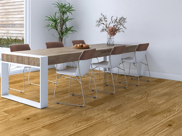 Esszimmer mit Holzboden und modernem Esstisch aus Holz sowie Stühlen mit Metallgestell in einem hellen, einladenden Raum.