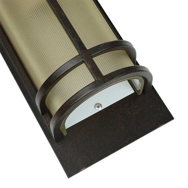 Wandleuchte mit geriffeltem Lampenschirm und Metallrahmen