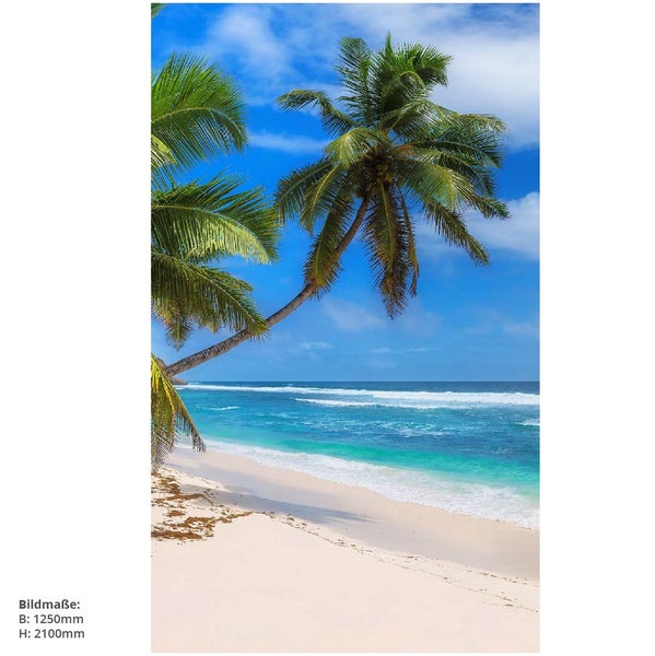 Strand mit Palmen und blauem Himmel