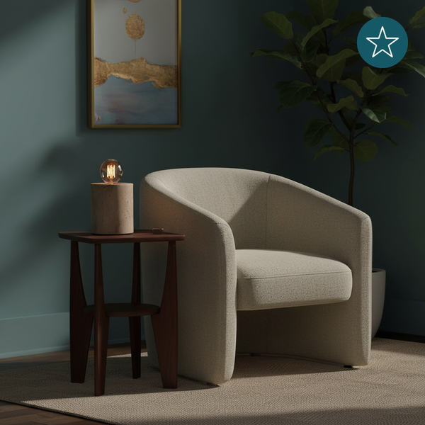 Wohnszene mit Sessel, Beistelltisch und Lampe vor einer Wand