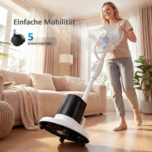 Frau schiebt einen mobilen Sprühnebelventilator mit fünf Universalrädern in einem hellen Wohnzimmer.