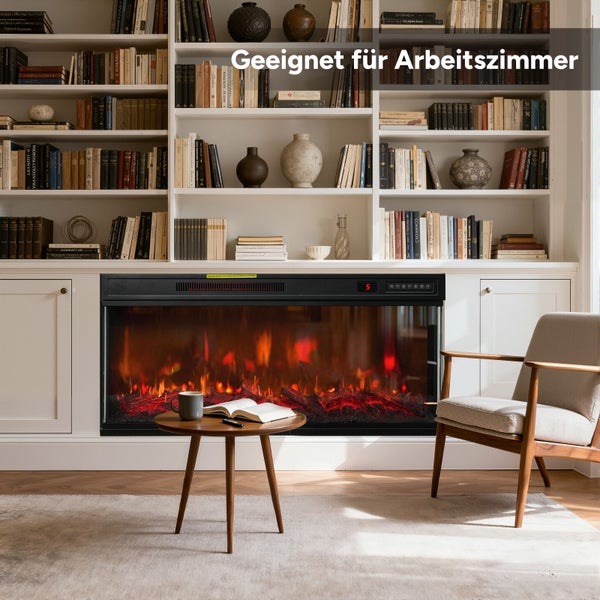 Wohnzimmer mit Bücherregal, Elektrokamin, Sessel und Beistelltisch