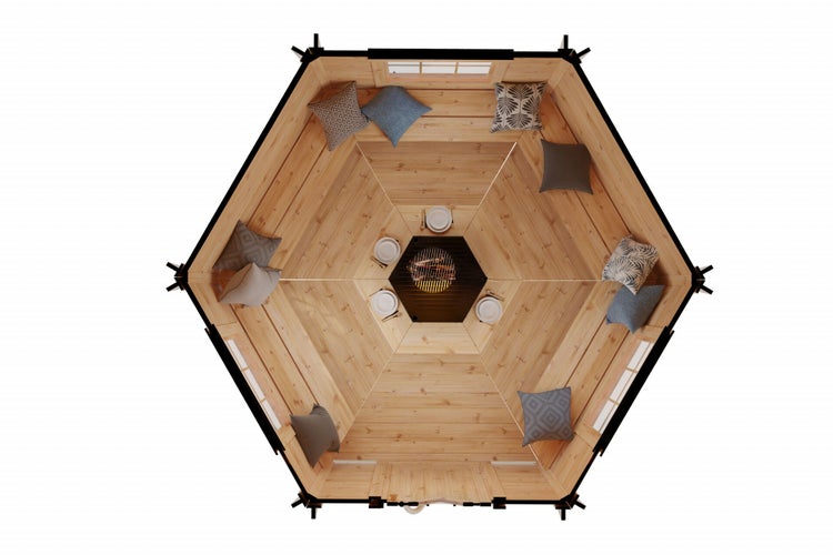 Draufsicht einer sechseckigen Grillkota aus Holz mit umlaufenden Sitzbänken, Kissen und einer zentralen Grillstelle.