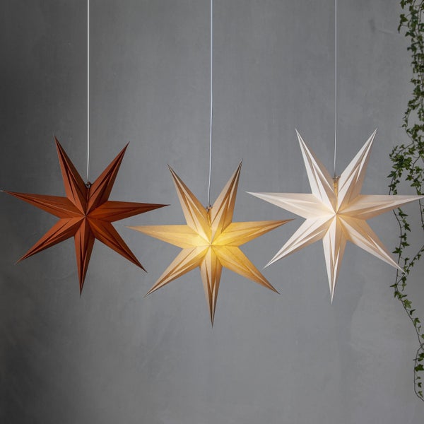 Drei Papiersterne hängen von der Decke und sorgen für weihnachtliche Beleuchtung.