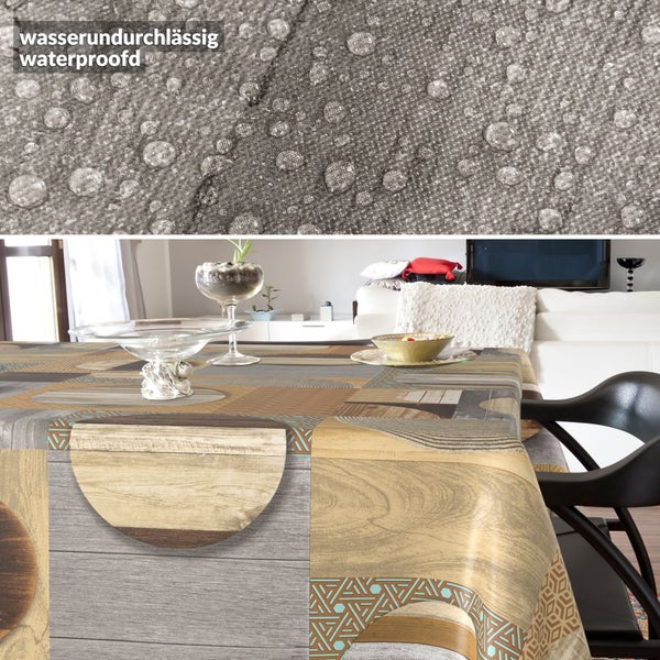 Wasserundurchlässige Tischdecke mit Holzoptik-Muster und geometrischen Formen in einem Wohnzimmer. Nahaufnahme zeigt Wassertropfen auf der Oberfläche.