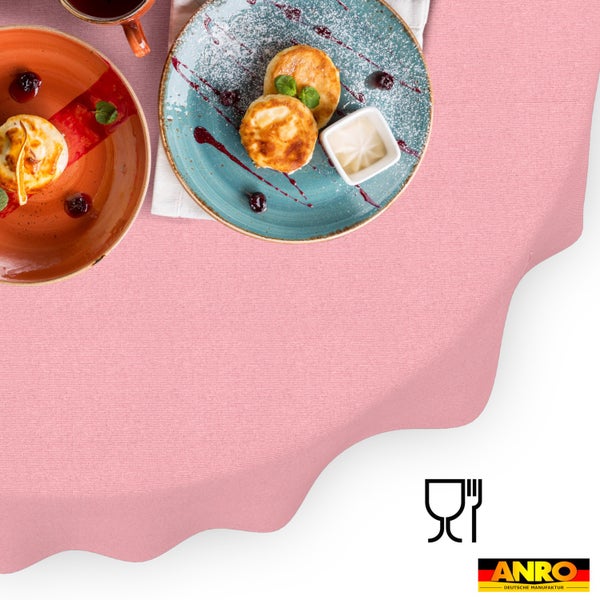 Rosa Tischdecke mit Stoffstruktur, gedeckter Tisch mit Tellern, lebensmittelecht, ANRO Logo.
