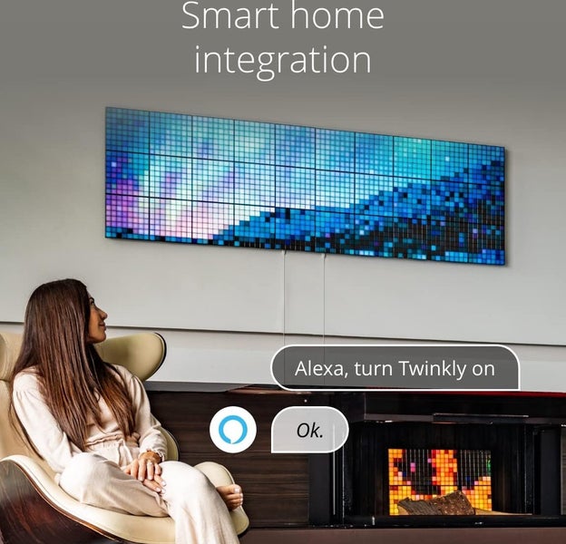 Frau steuert LED-Wandleuchte mit Sprachassistent im Wohnzimmer