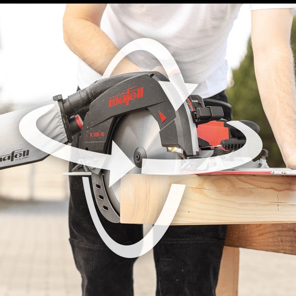 Handwerker verwendet Mafell Handkreissäge K 105 18 zum Sägen von Holzbalken mit Staubfangbeutel im 360 Grad Ansicht Symbol.