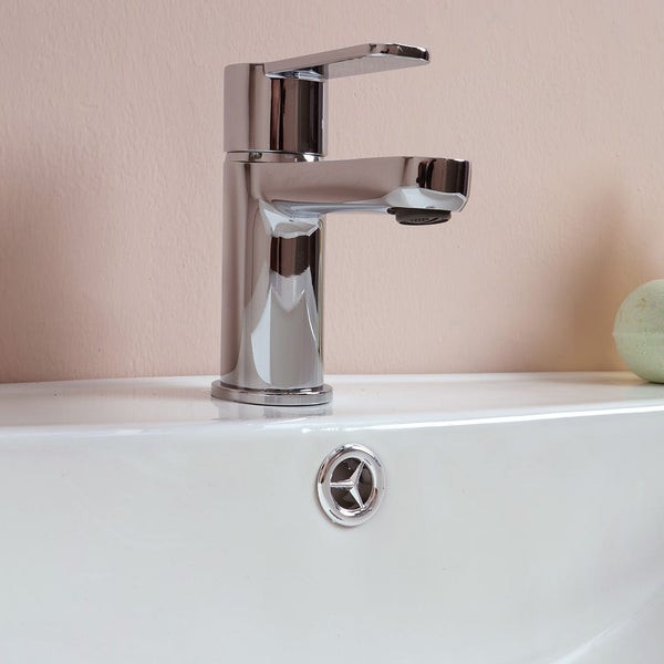 Waschtischarmatur aus Chrom auf einem Waschbecken