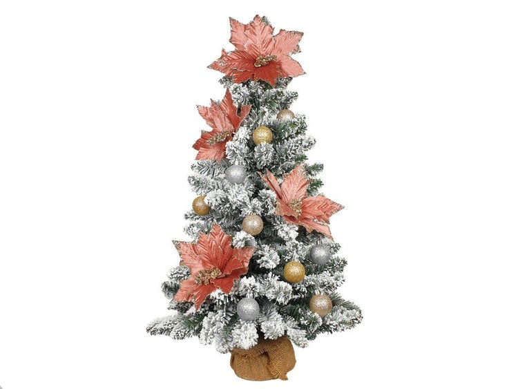Künstlicher, beschneiter Weihnachtsbaum im Jutesack, dekoriert mit Weihnachtssternen und Christbaumkugeln.
