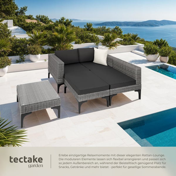 Rattan Lounge Set mit Tisch auf einer Terrasse neben einem Pool