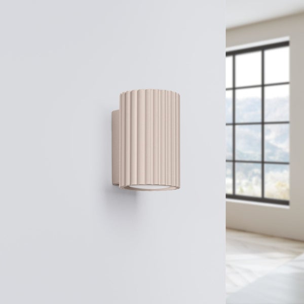 Wandleuchte mit geripptem Schirm im Innenraum