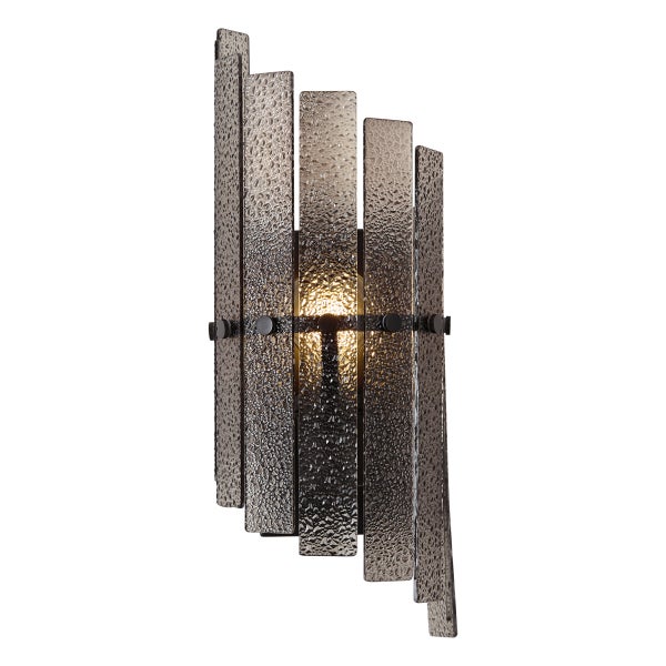 Moderne Wandleuchte mit strukturierten Glaslamellen in kaskadierender Anordnung und warmem Lichtschein.