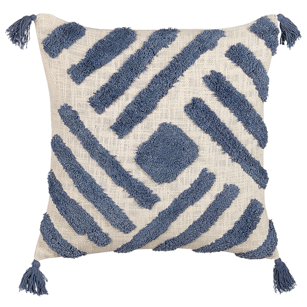 Quadratisches Dekokissen mit blauem geometrischem Tufting-Muster und Quasten an den Ecken auf beigem Stoff.
