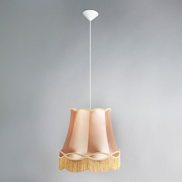 Pendelleuchte mit beigem glockenförmigem Stoffschirm, dekorativer Borte und Fransen.