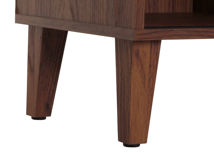 Detailansicht eines Holzschranks mit Beinen